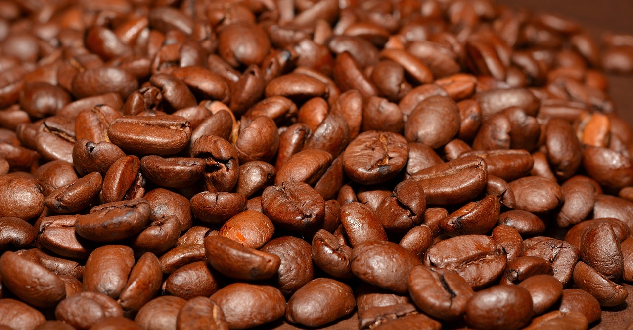 Kaffeebohnen Viele braune Kaffeebohnen im Closeup