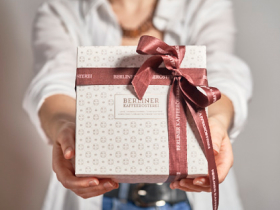 Geschenk der Berliner Kaffeerösterei schön verpackt für jeden Anlass