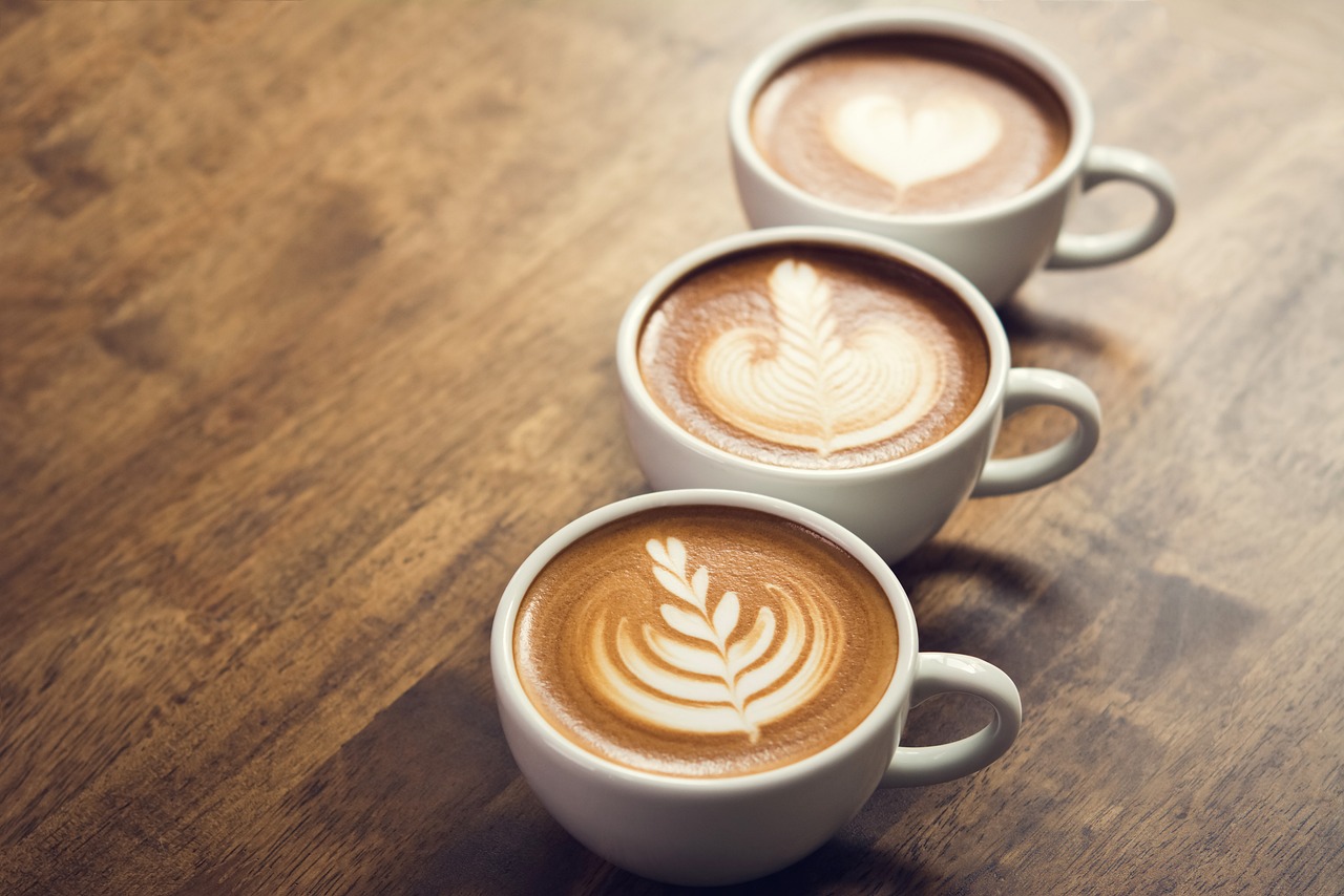 Drei Kaffees mit Latte-Art
