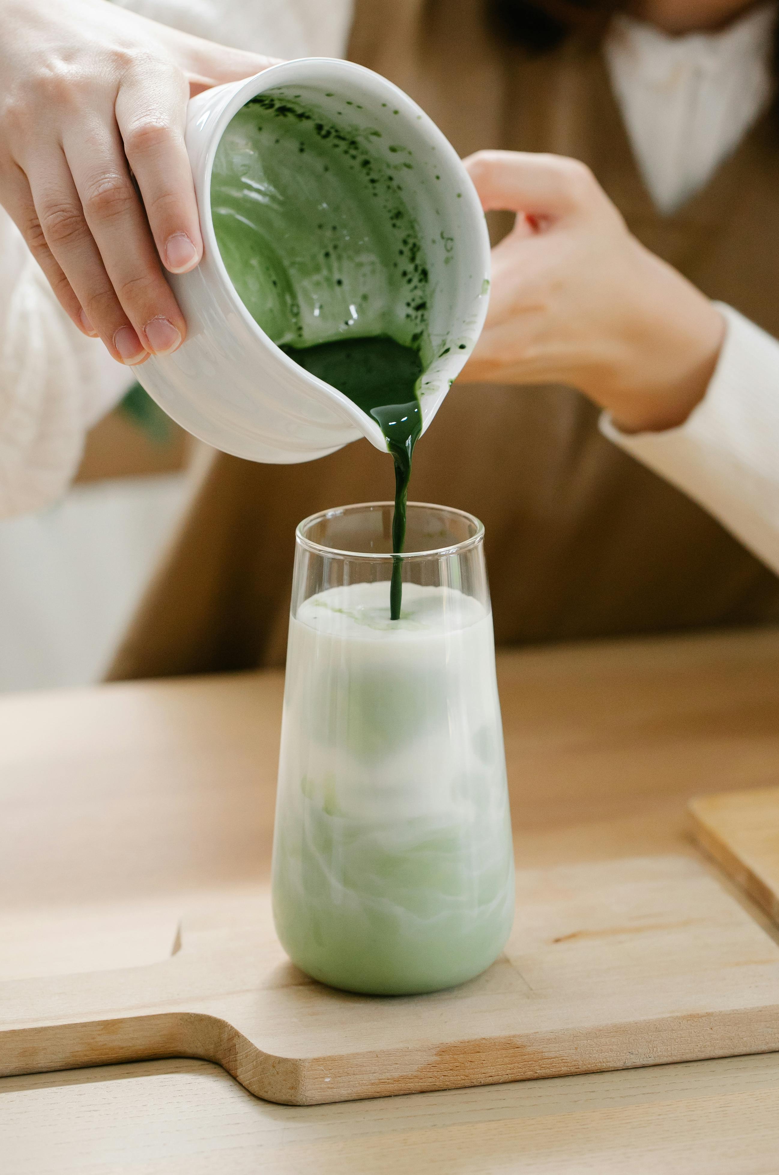 Berliner Kaffeerösterei Rezept Matcha Latte Sommer mit Eiswürfeln