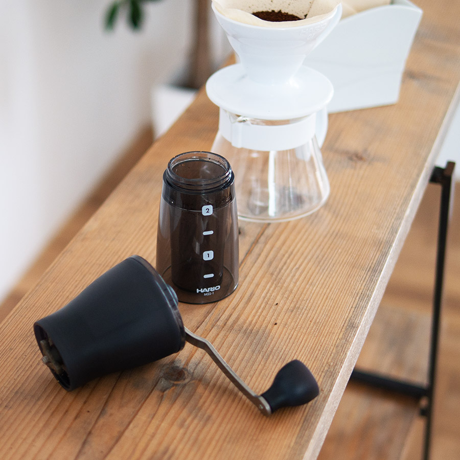 Hario - Kaffeemühle Mini-Slim Plus mit Keramikmahlwerk für 24g Bohnen