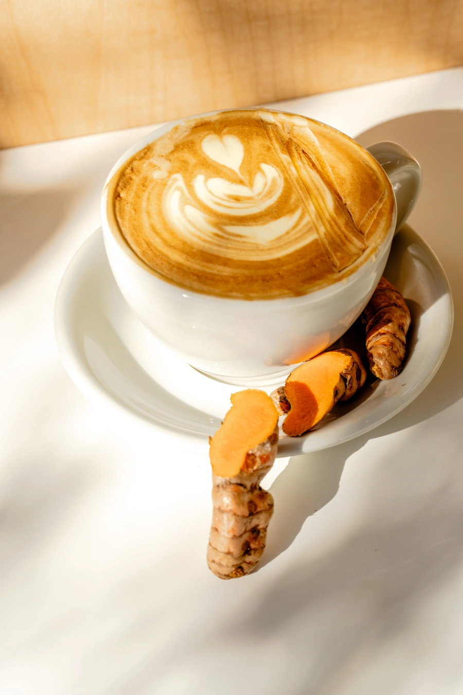 Golden Spice Latte mit Kurkuma und Latte Art in einer großen Cappuccino Tasse