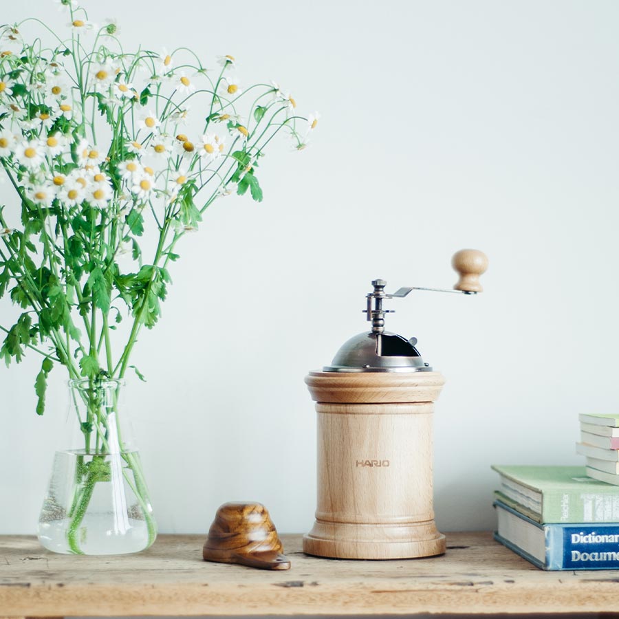 Hario - Kaffeemühle Column in Holzoptik mit Keramikmahlwerk für 40g Bohnen