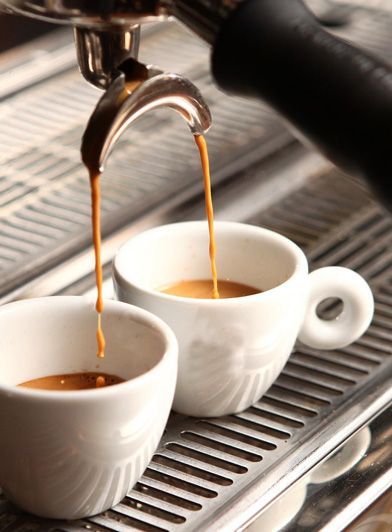 2 Espressotassen auf Siebträgermaschine