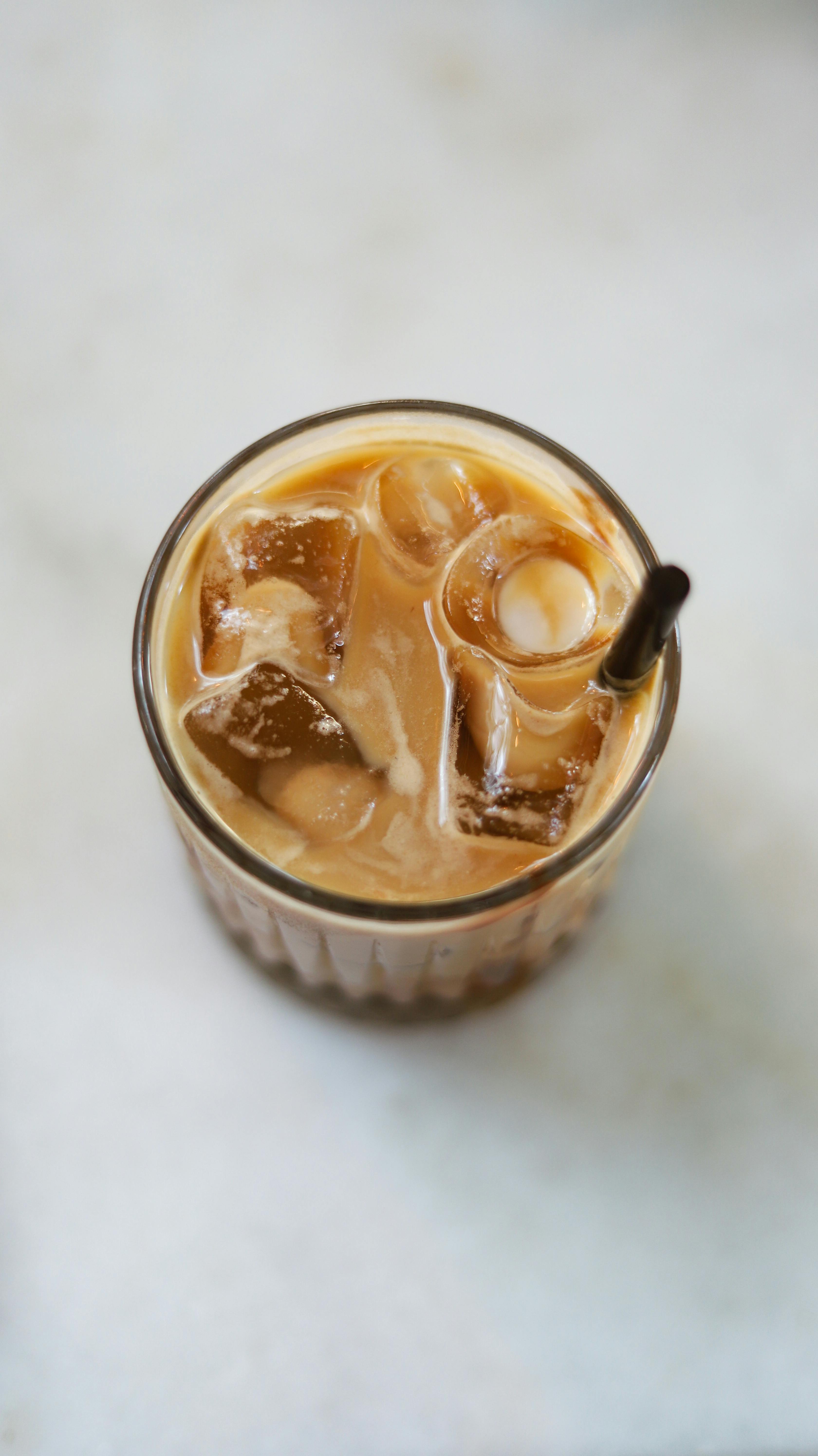 Berliner Kaffeerösterei Kaffeerezept Eiskaffee Sommer mit Espresso und Eiswürfeln