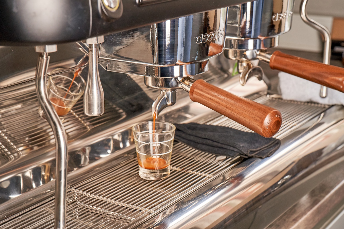 Kaffee Zubereitung im Siebträger Espresso