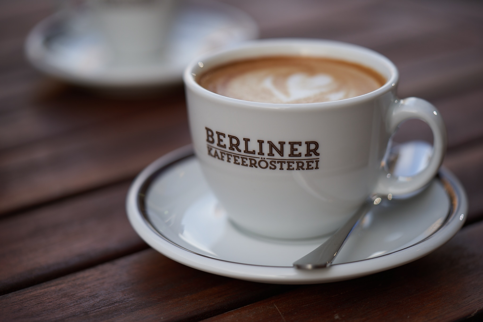 Volle Kaffeetasse auf einem Tisch