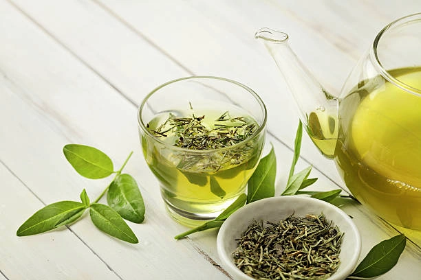 Grüner Tee mit Teetasse und losem Tee