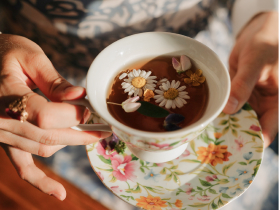 Teetasse mit Tee und Blümchen
