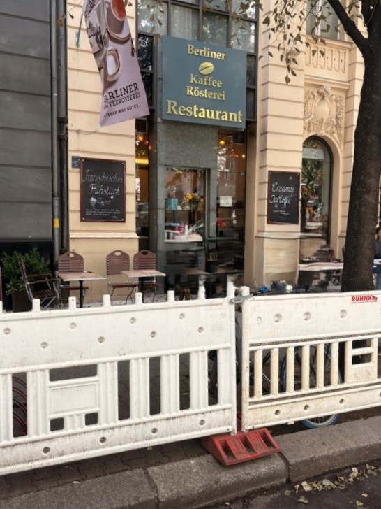 Berliner Kaffeerösterei Uhlandstrasse Café mit Baustelle Berliner Kaffeerösterei Uhlandstrasse Café mit Baustelle