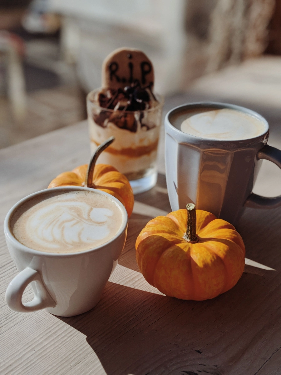 Pumpkin Spice Latte mit kleinem Kürbis für Herbstgefühle