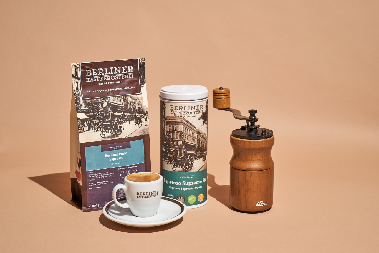Kaffeemühlen mit Kaffeetüte und Kaffeedose im Bild