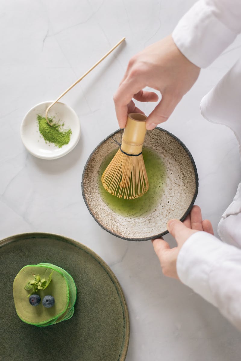 Matcha Zubereitung mit Matcha Chasen
