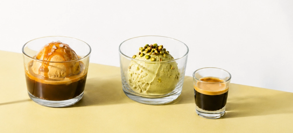 Zwei Affogato Varianten mit Pistazien und Salted Caramel und frischem Espresso Shot - Hintergrund