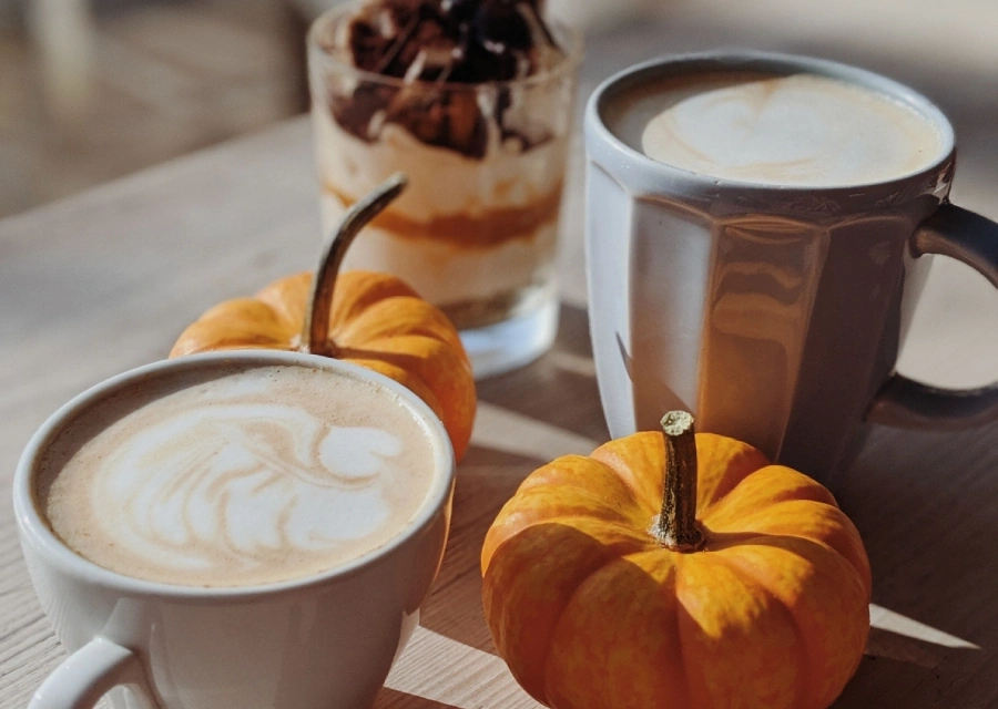 Pumpkin Spice Latte mit kleinem Kürbis für Herbstgefühle