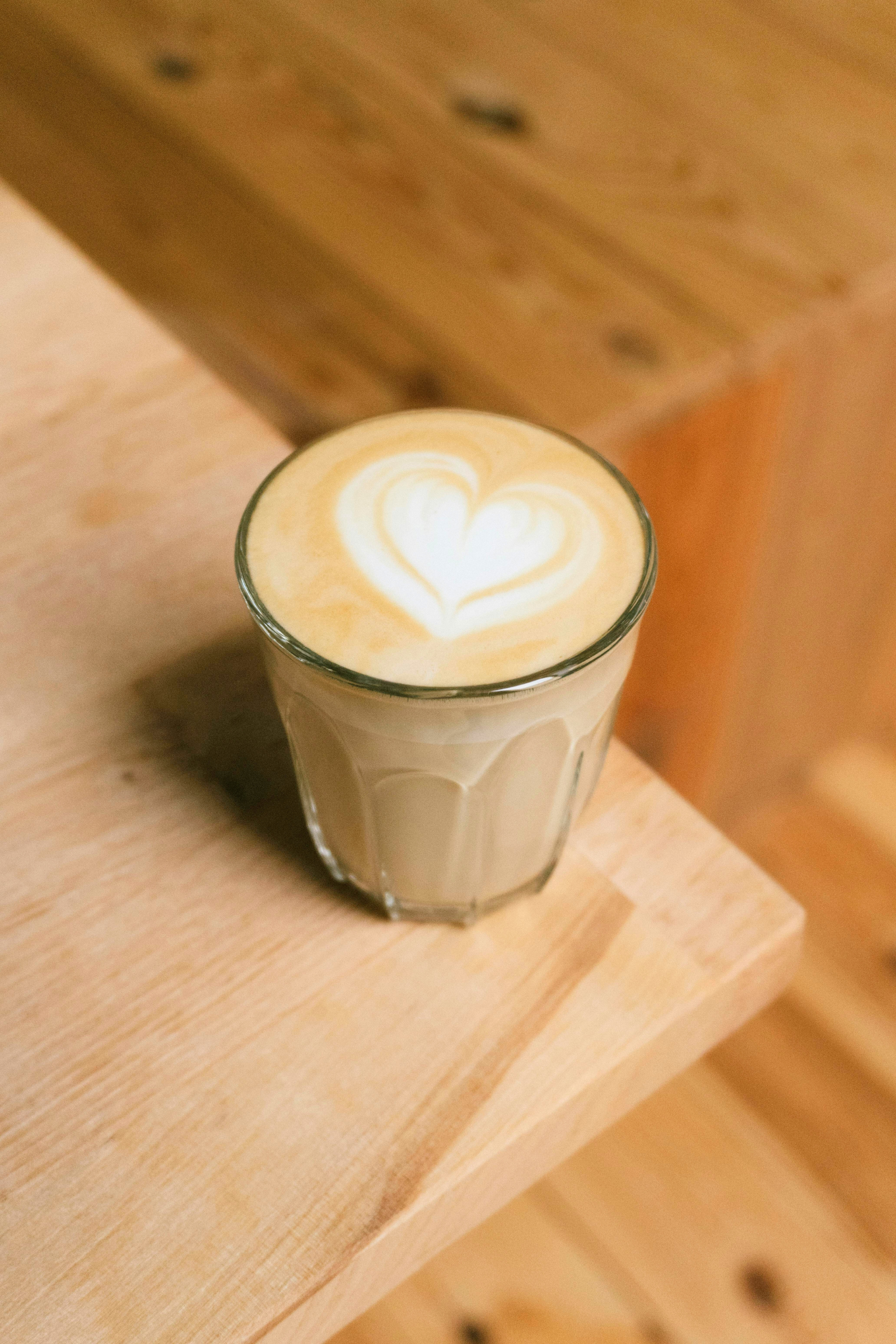 Flat White auf Tisch
