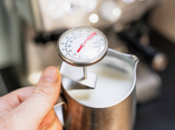 Messen der Milchtemperatur in Milchkännchen Messen der Milchtemperatur in Milchkännchen