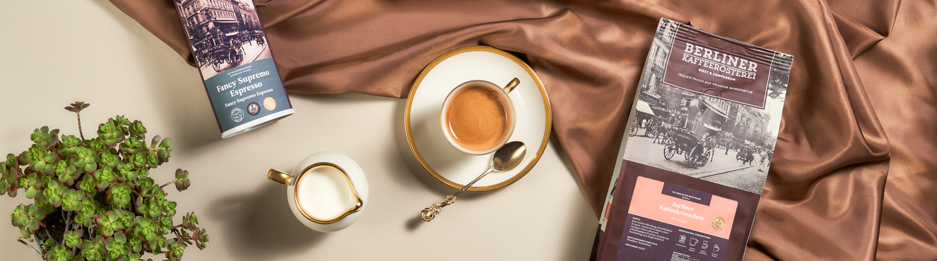 Berliner Kaffeerösterei Banner Kaffeetasse und kaffeebohnen - Hintergrund