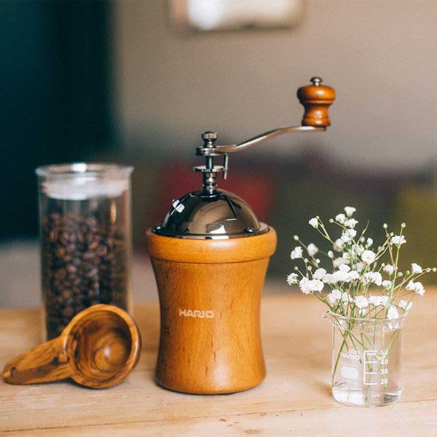 Hario - Kaffeemühle Dome in Holzoptik mit Keramikmahlwerk für 35g Bohnen