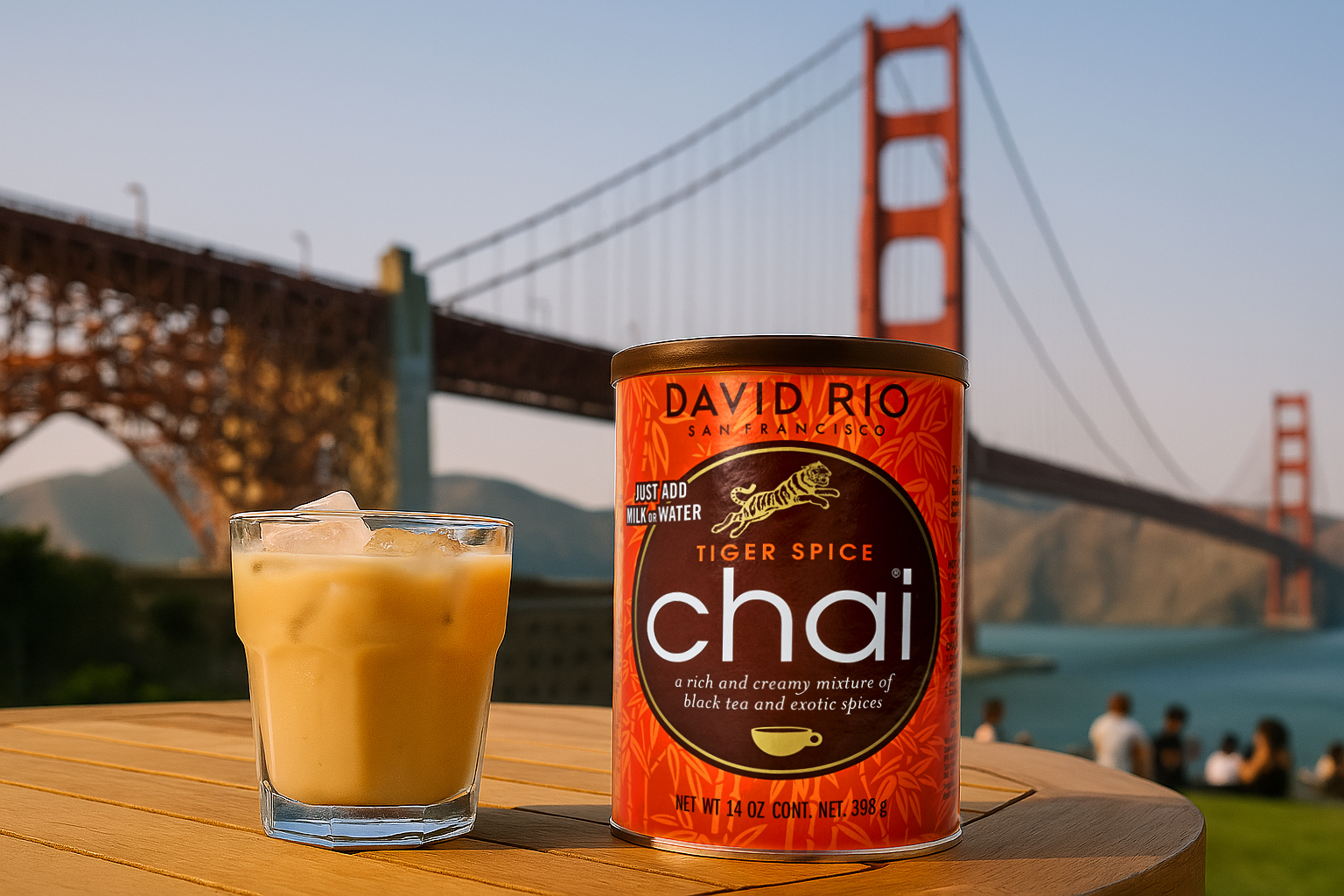 David Rio Chai mit Chai im Glas und Golden Gate Bridge