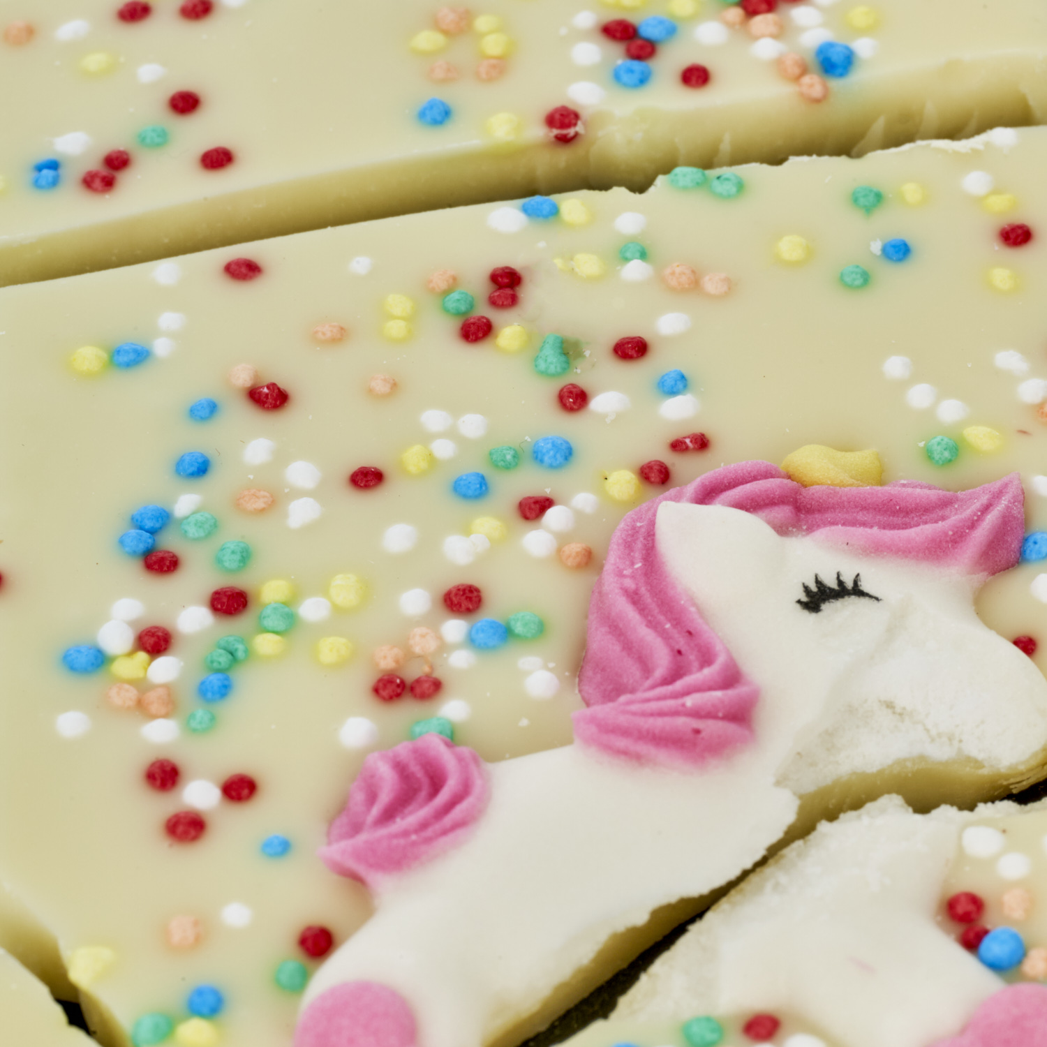 "Einhornelli" mit Einhorn, Regenbogen und bunten Streuseln (weiss) "Einhornelli" mit Einhorn, Regenbogen und bunten Streuseln (weiss)