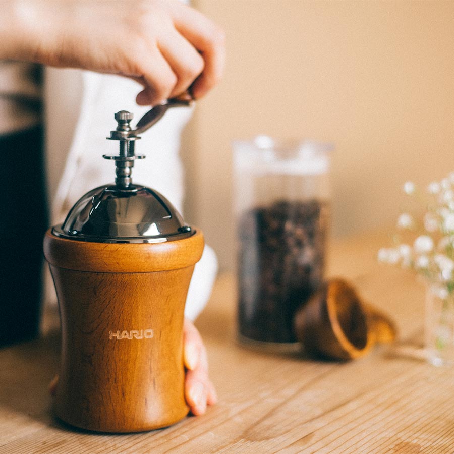 Hario - Kaffeemühle Dome in Holzoptik mit Keramikmahlwerk für 35g Bohnen