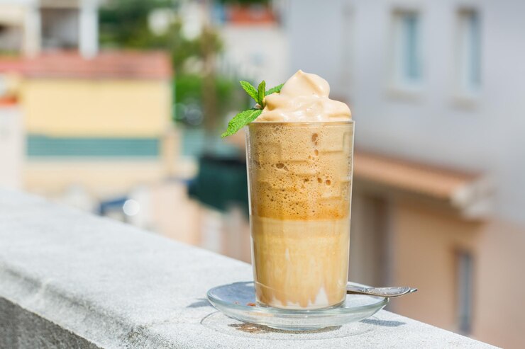 Berliner Kaffeerösterei Kaffeerezept Kaffee Frappe Sommer mit Espresso und Eiswürfeln Berliner Kaffeerösterei Kaffeerezept Kaffee Frappe Sommer mit Espresso und Eiswürfeln