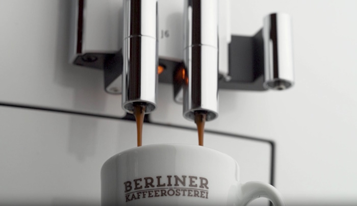 Zubereitung Kaffeevollautomat Jura in Tasse Berliner Kaffeerösterei