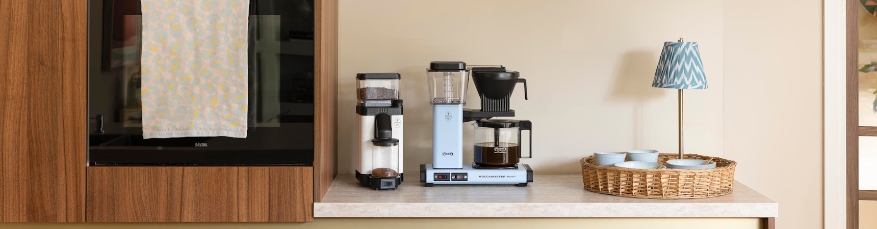 Filterkaffeemaschine Moccamaster Maschine in einer modernen Küche  - Hintergrund