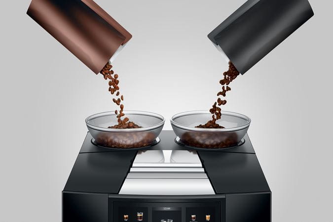 Kaffeebohnen in einem Kaffeevollautomat