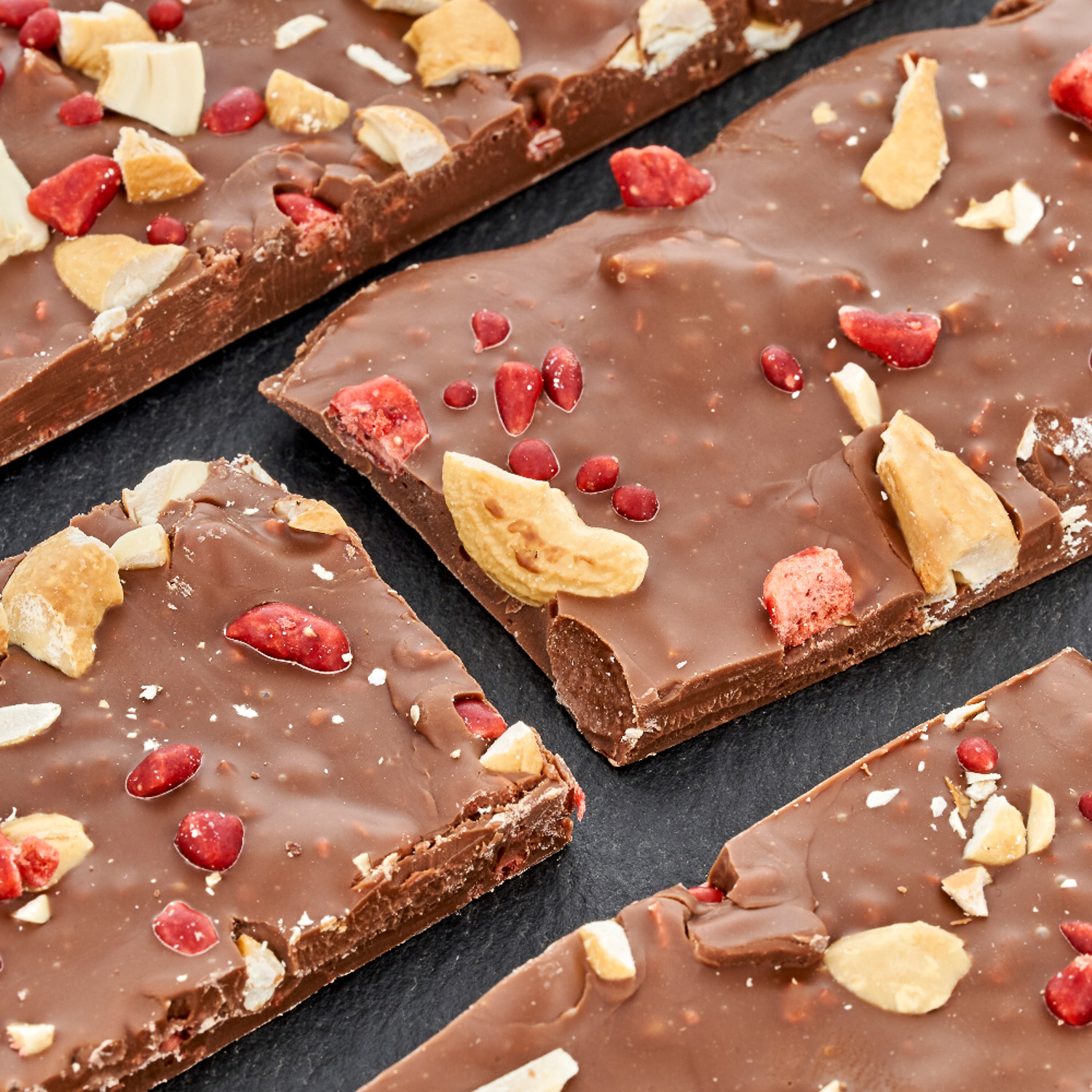 BKR - Edelvollmilch-Bruchschokolade mit Cashews und Erdbeeren BKR - Edelvollmilch-Bruchschokolade mit Cashews und Erdbeeren