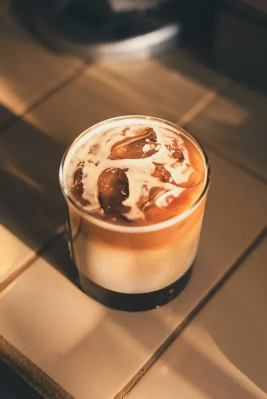 Iced Latte Coffee mit Milch Iced Kaffee Latte mit Milch und Eiswürfeln