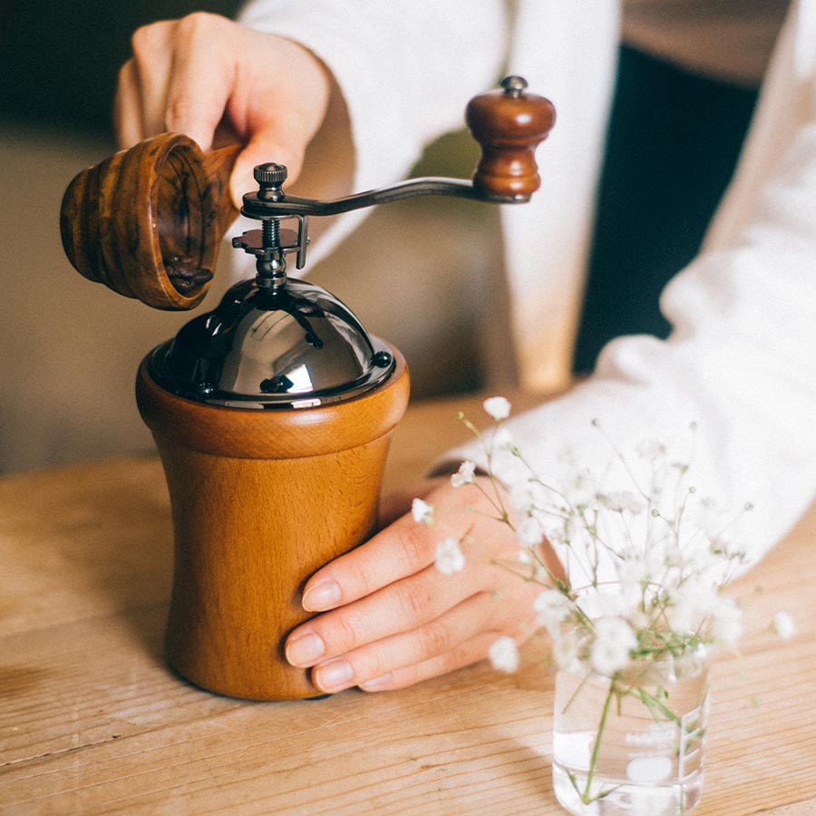 Hario - Kaffeemühle Dome in Holzoptik mit Keramikmahlwerk für 35g Bohnen