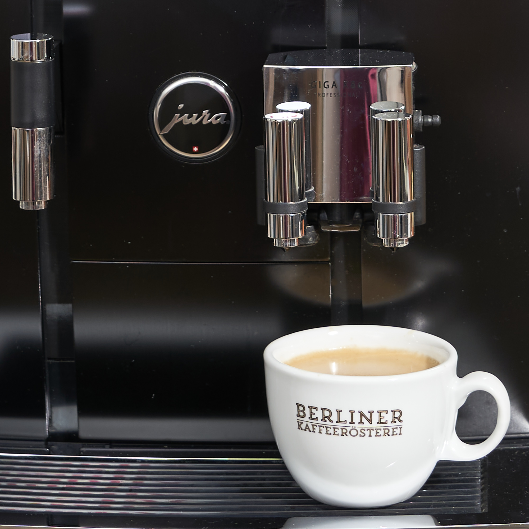 Kaffeevollautomat macht Kaffee