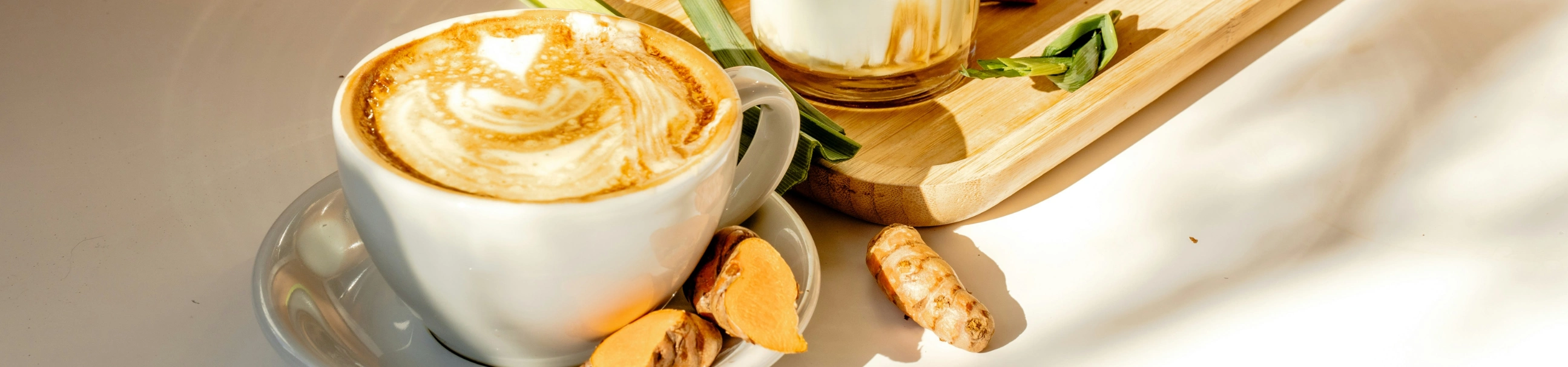 Golden Spice Latte mit Kurkuma und Latte Art - Hintergrund