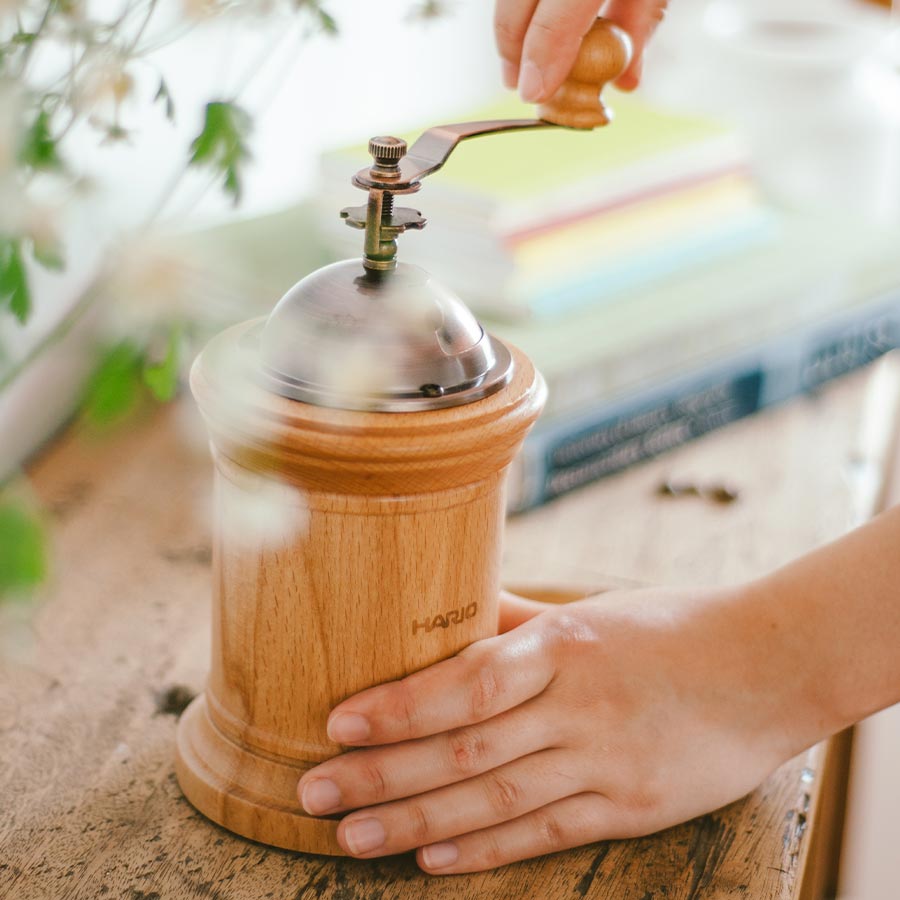 Hario - Kaffeemühle Column in Holzoptik mit Keramikmahlwerk für 40g Bohnen