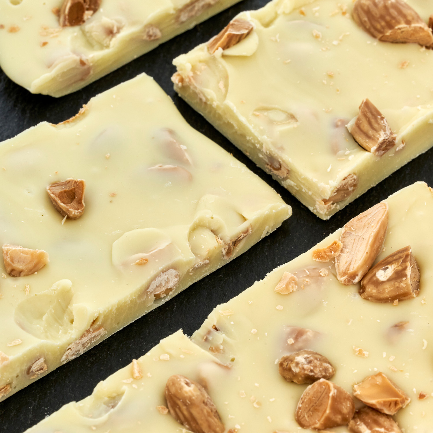 BKR - Weisse Bruchschokolade mit Mandeln BKR - Weisse Bruchschokolade mit Mandeln