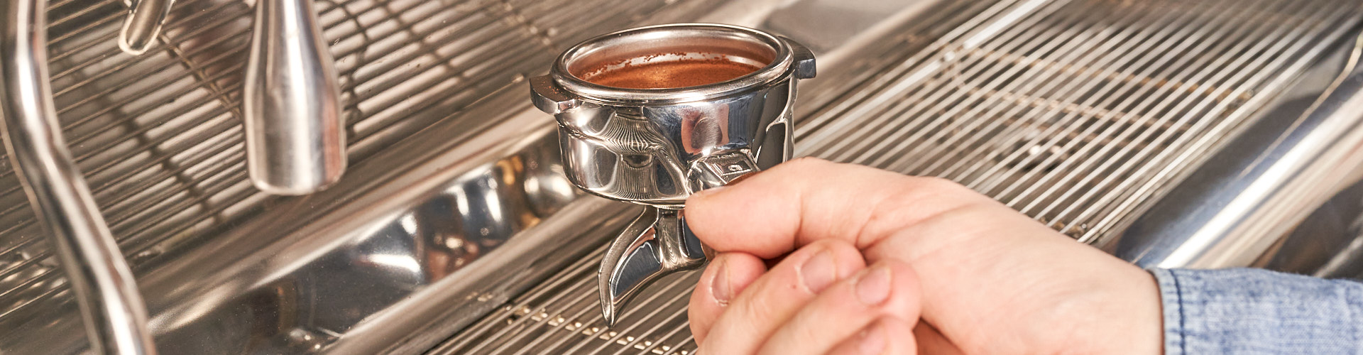 Kaffee Zubereitung im Siebträger Espresso - Hintergrund