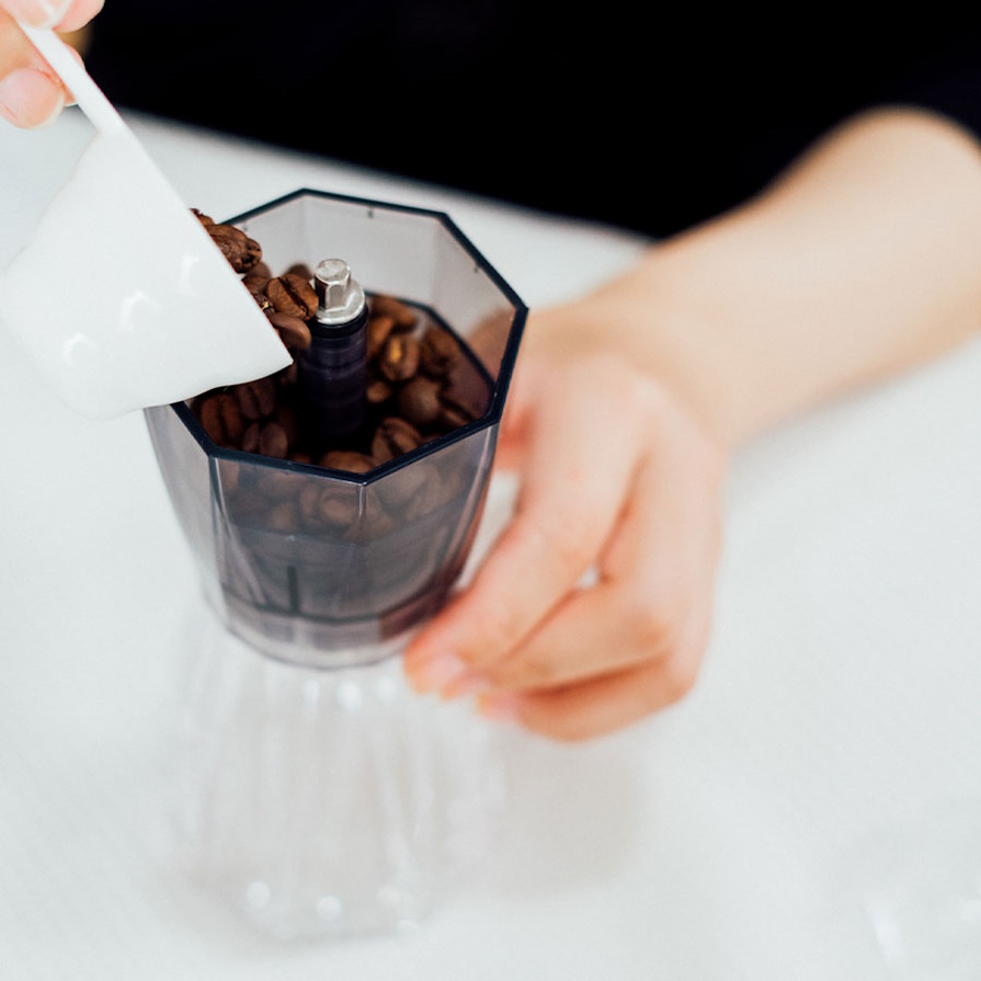 Hario - Kaffeemühle OCTO mit Keramikmahlwerk für 36g Bohnen