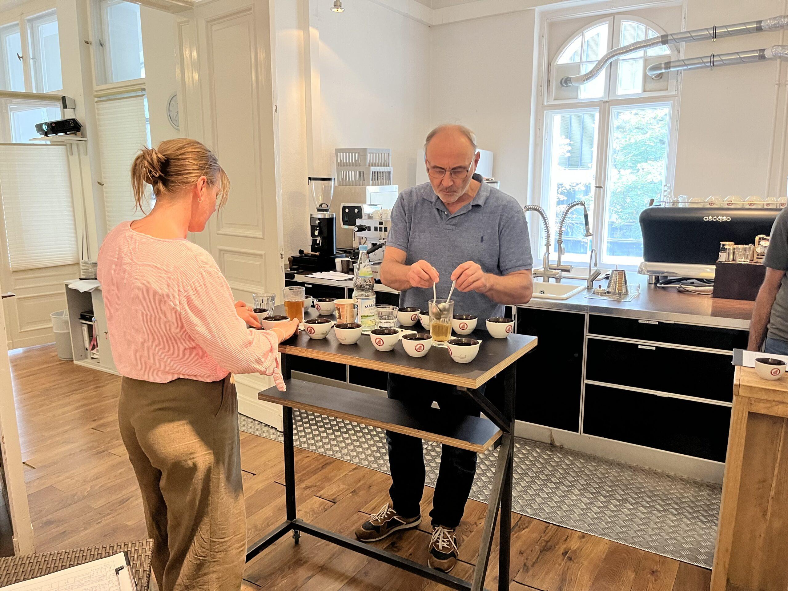 Kaffee Cupping in  der Berlin School of Coffee