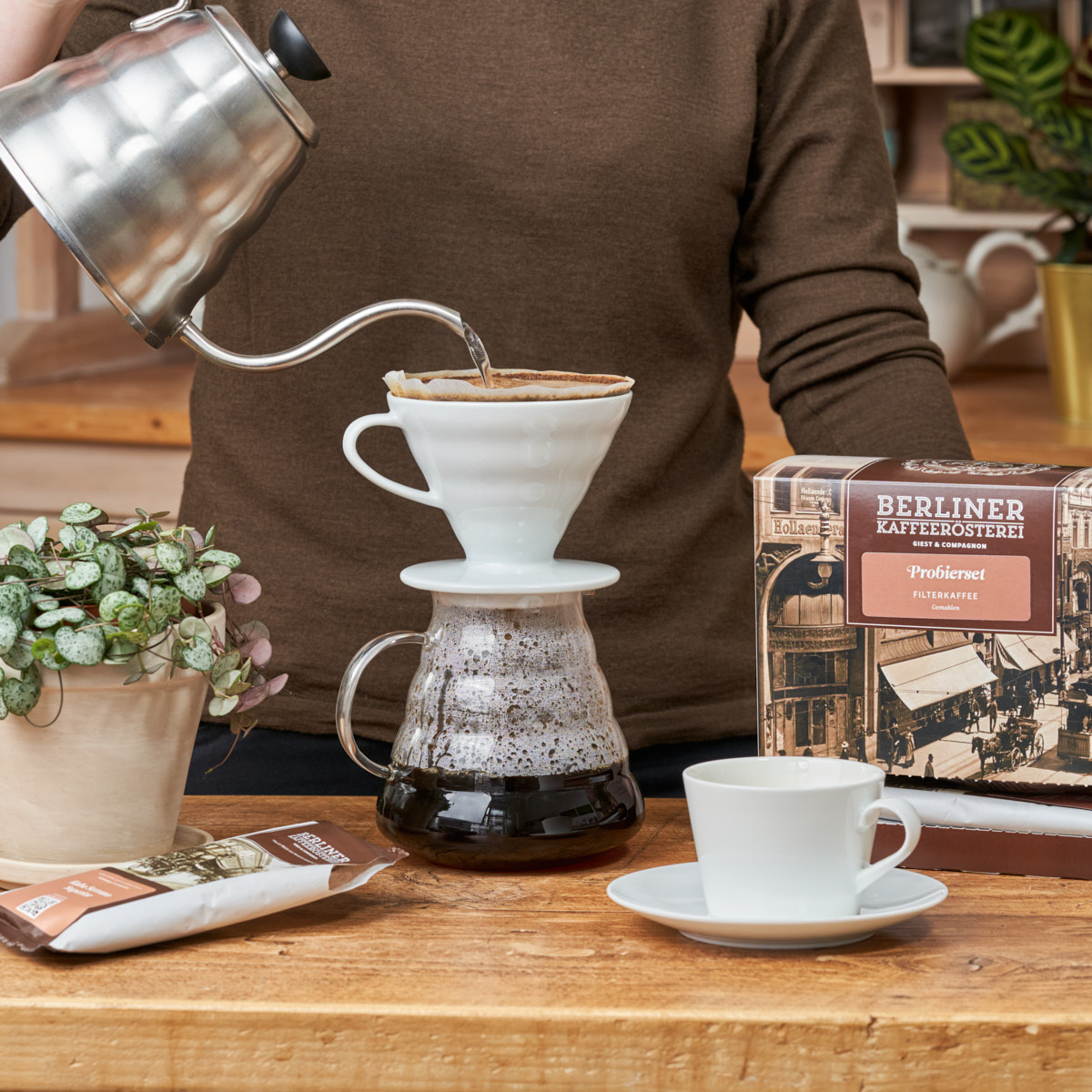 Kaffeeaufbereitung des Kaffees von der Berliner Kaffeerösterei durch einen Kalita Filter