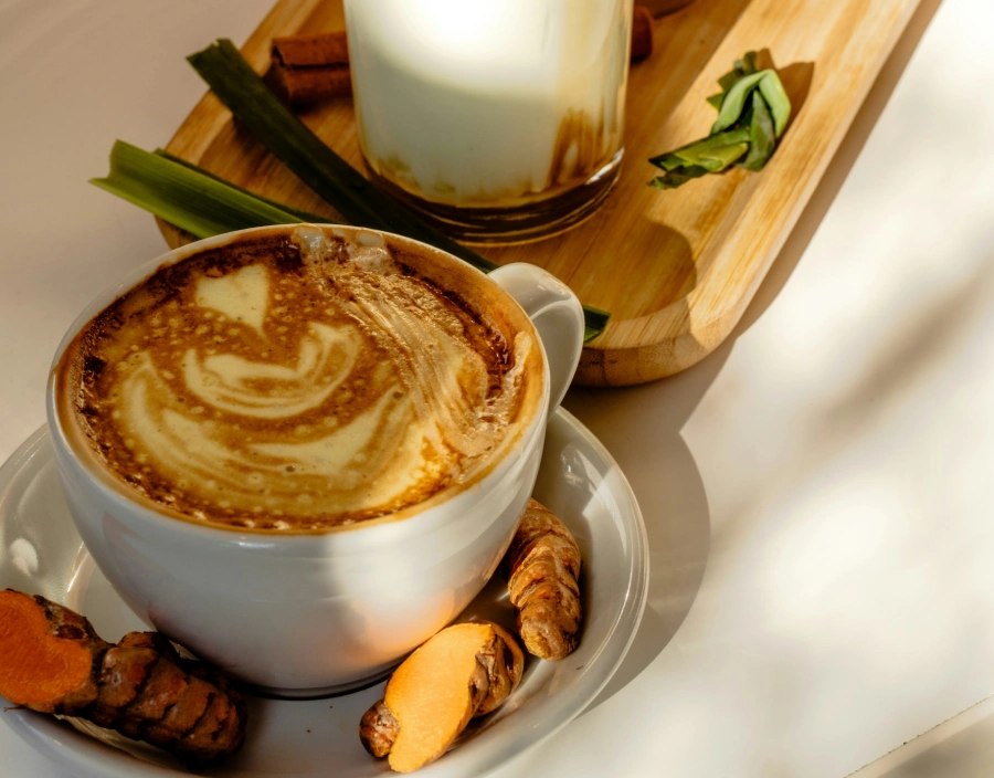 Golden Spice Latte mit Kurkuma und Latte Art in einer großen Cappuccino Tasse