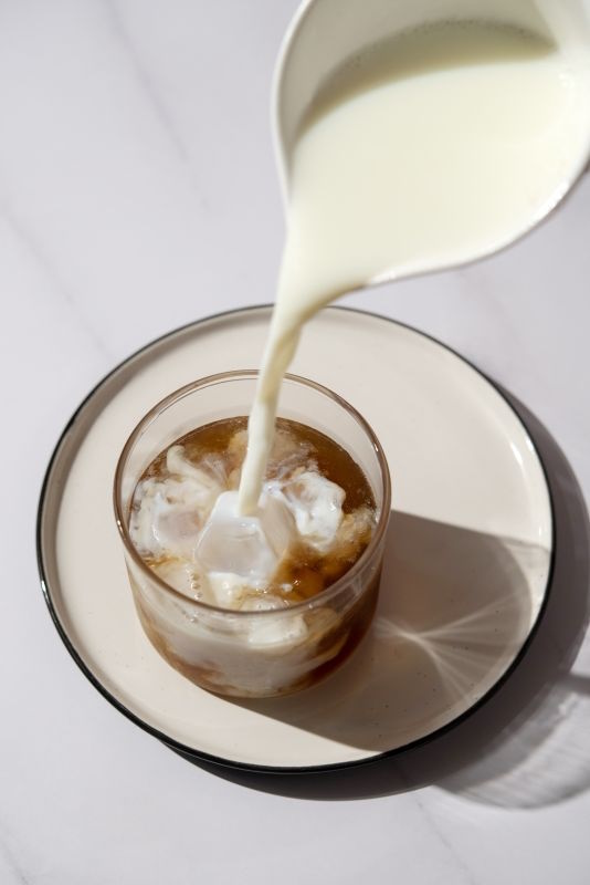 Iced Kaffee Latte mit Milch und Eiswürfeln Iced Kaffee Latte mit Milch und Eiswürfeln