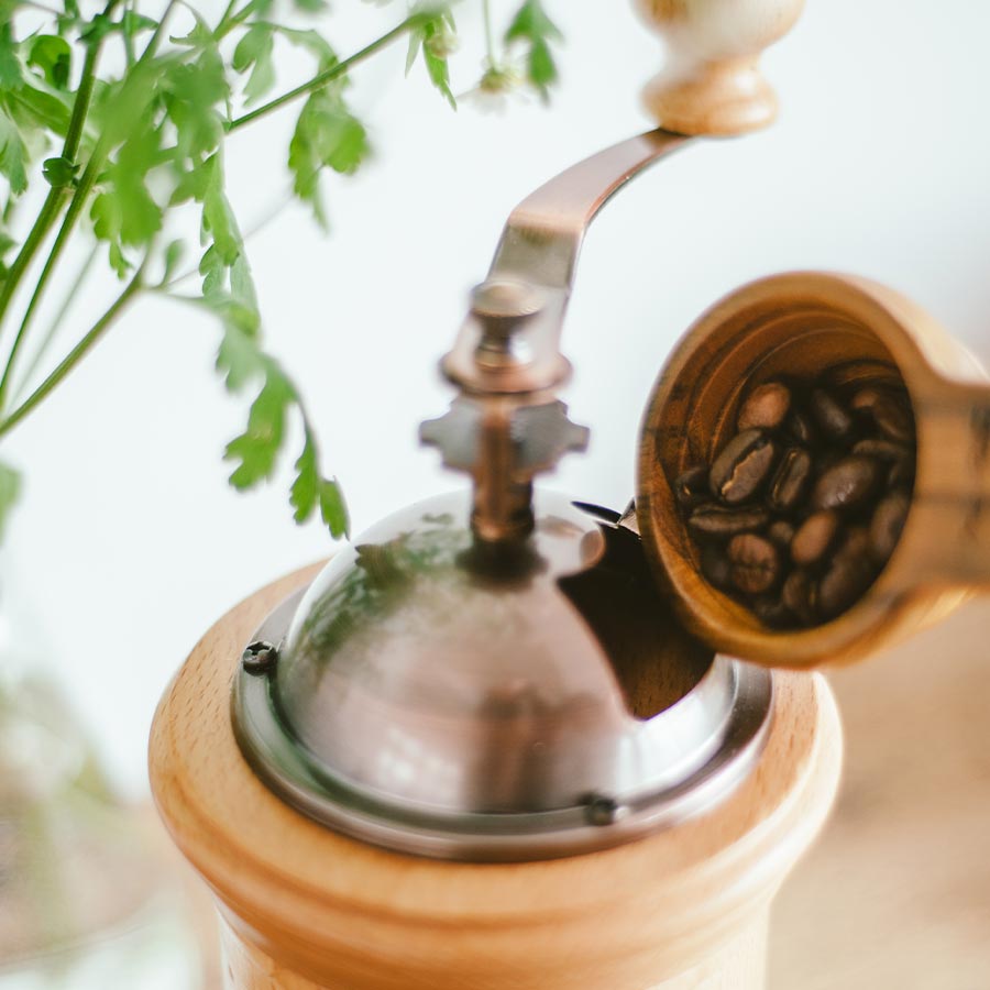 Hario - Kaffeemühle Column in Holzoptik mit Keramikmahlwerk für 40g Bohnen