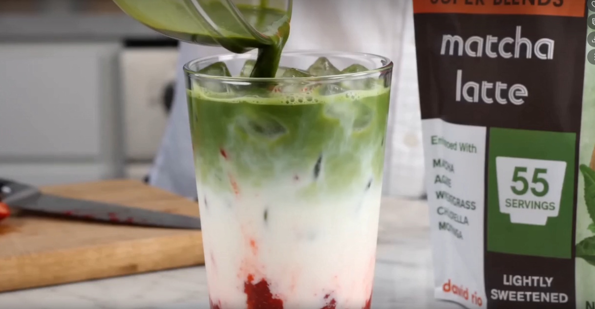 Zubereitung David Rio Strawberry Matcha Latte