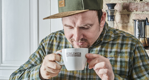 Mann genießt Kaffee aus Berliner Kaffeerösterei Tasse