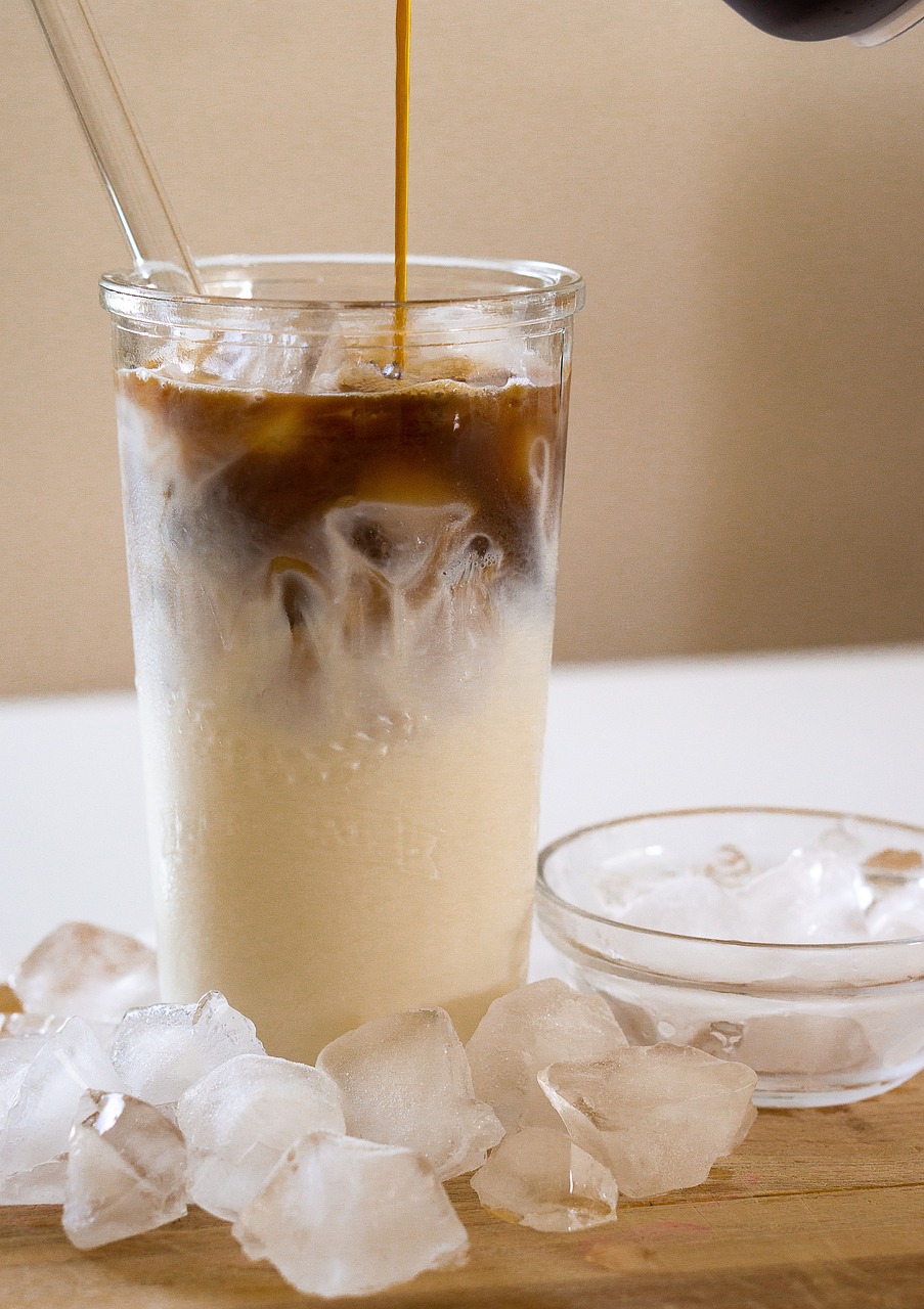 Iced Kaffee Latte mit Eiswrfeln um das Glas platziert