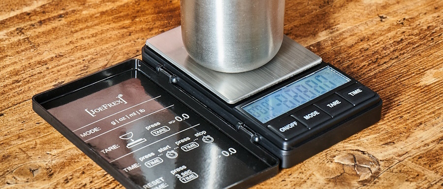 Kaffee frisch zubereiten mit dem richtigen Zubehör und Waagen - Hintergrund