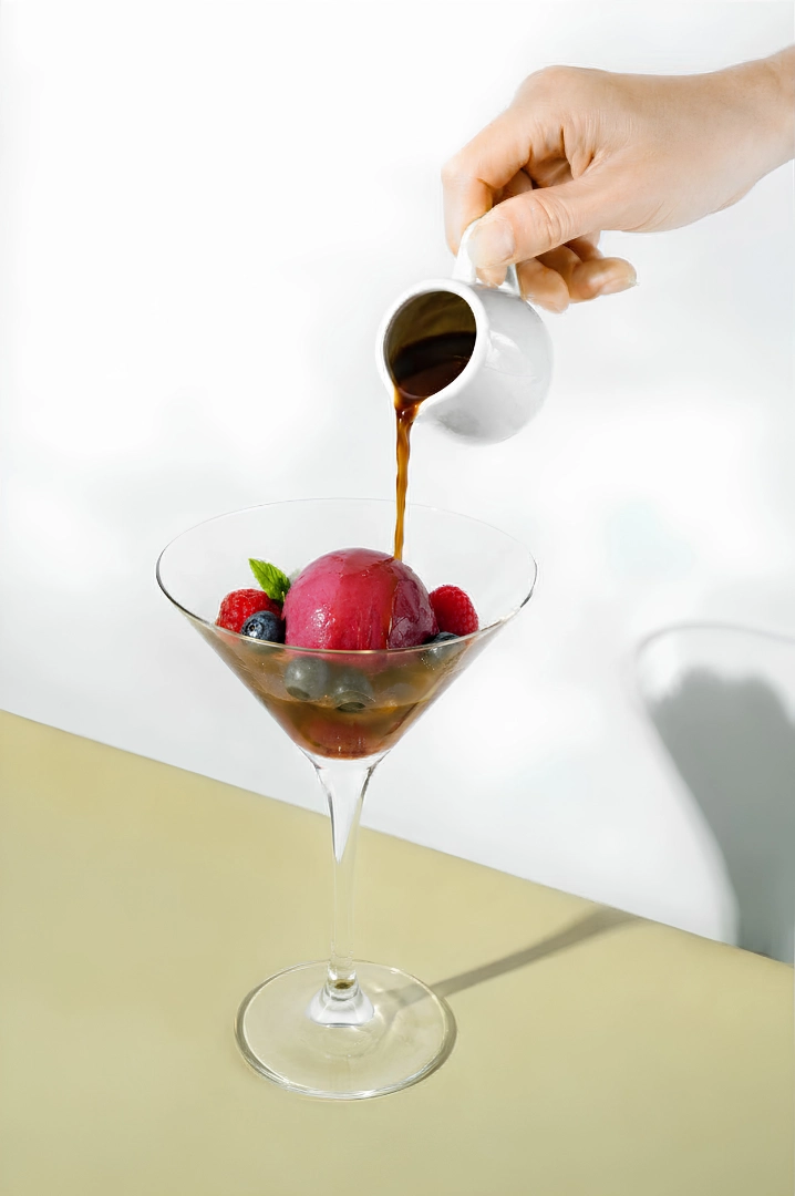 Affogato mit Beereneis im Martiniglas und frischen Früchten