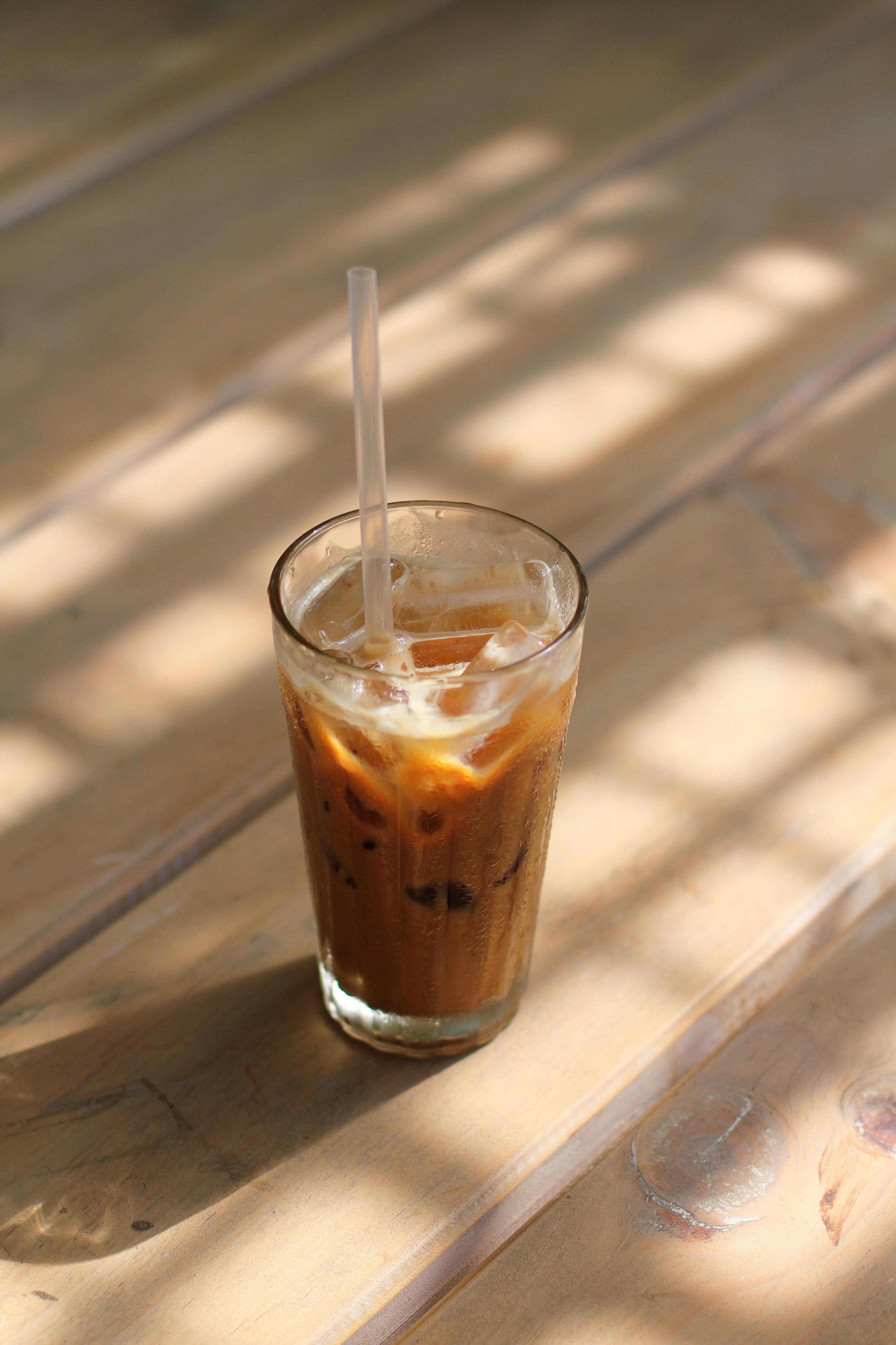 Berliner Kaffeerösterei Kaffeerezept Eiskaffee Sommer mit Espresso und Eiswürfeln